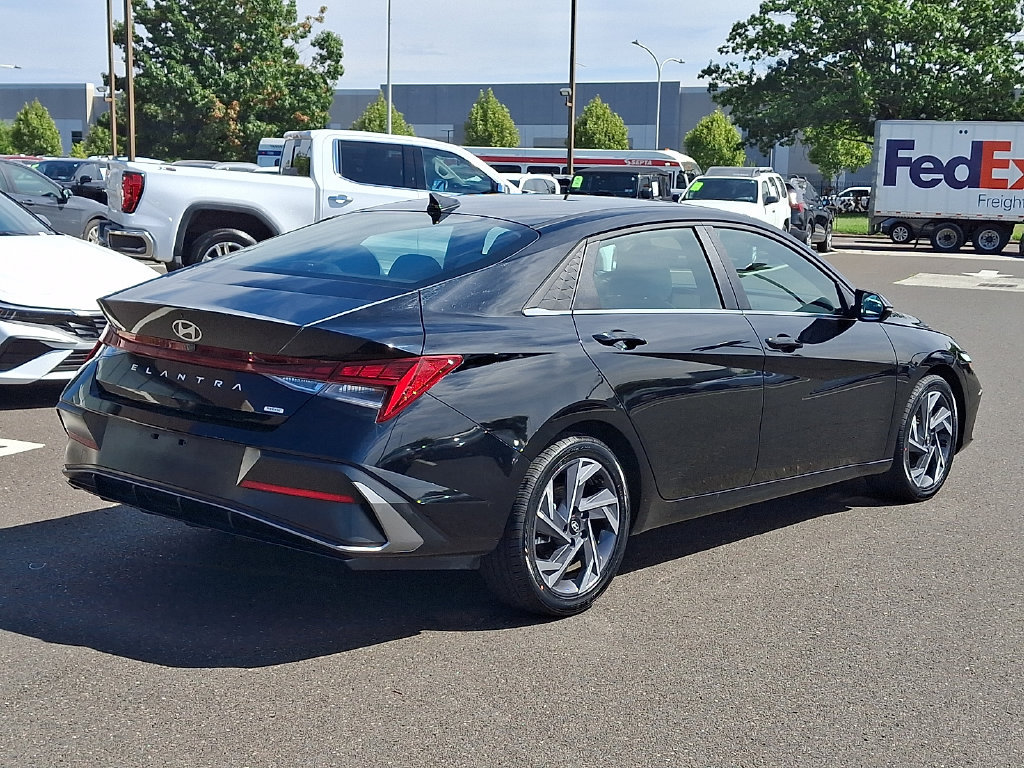 Certified 2025 Hyundai Elantra Limited FWD image 7