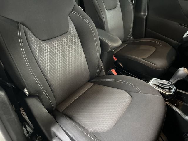 Used 2021 Jeep Renegade Latitude w/ Sun & Sound Group image 29