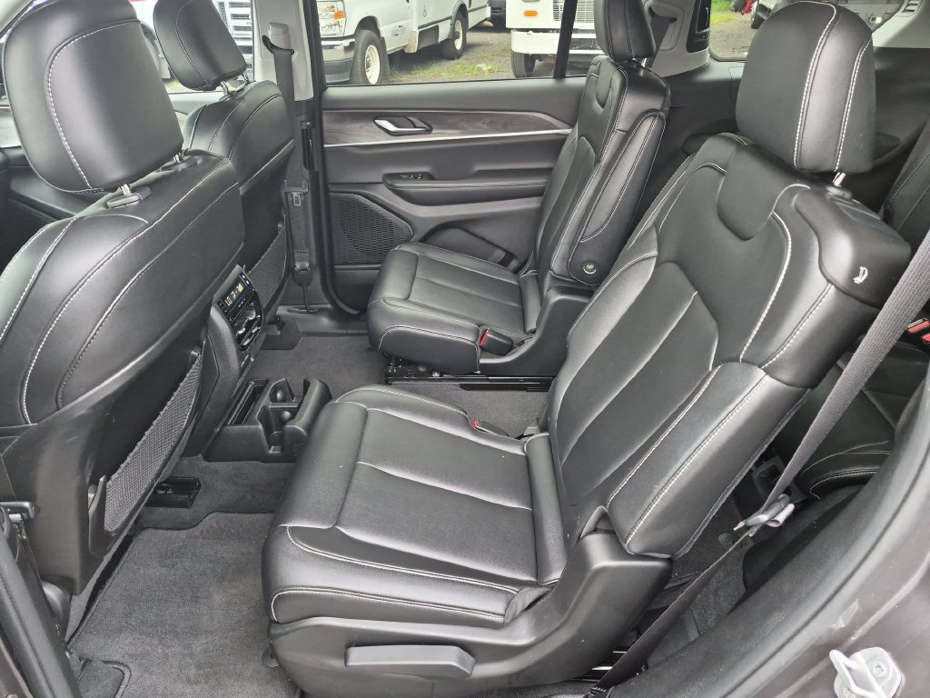 Used 2023 Jeep Grand Cherokee L Limited w/ Black Appearance Package AWD/4WD image 24