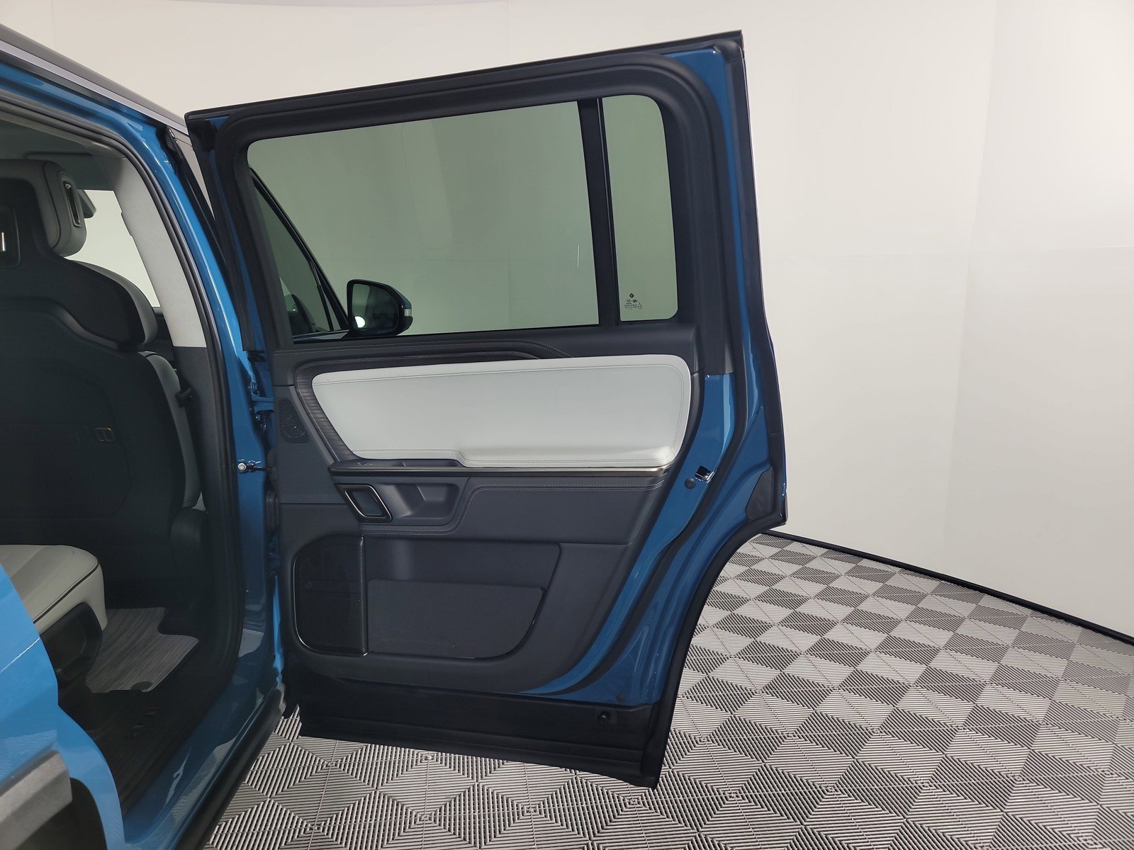 Used 2024 Rivian R1S Adventure AWD/4WD image 19