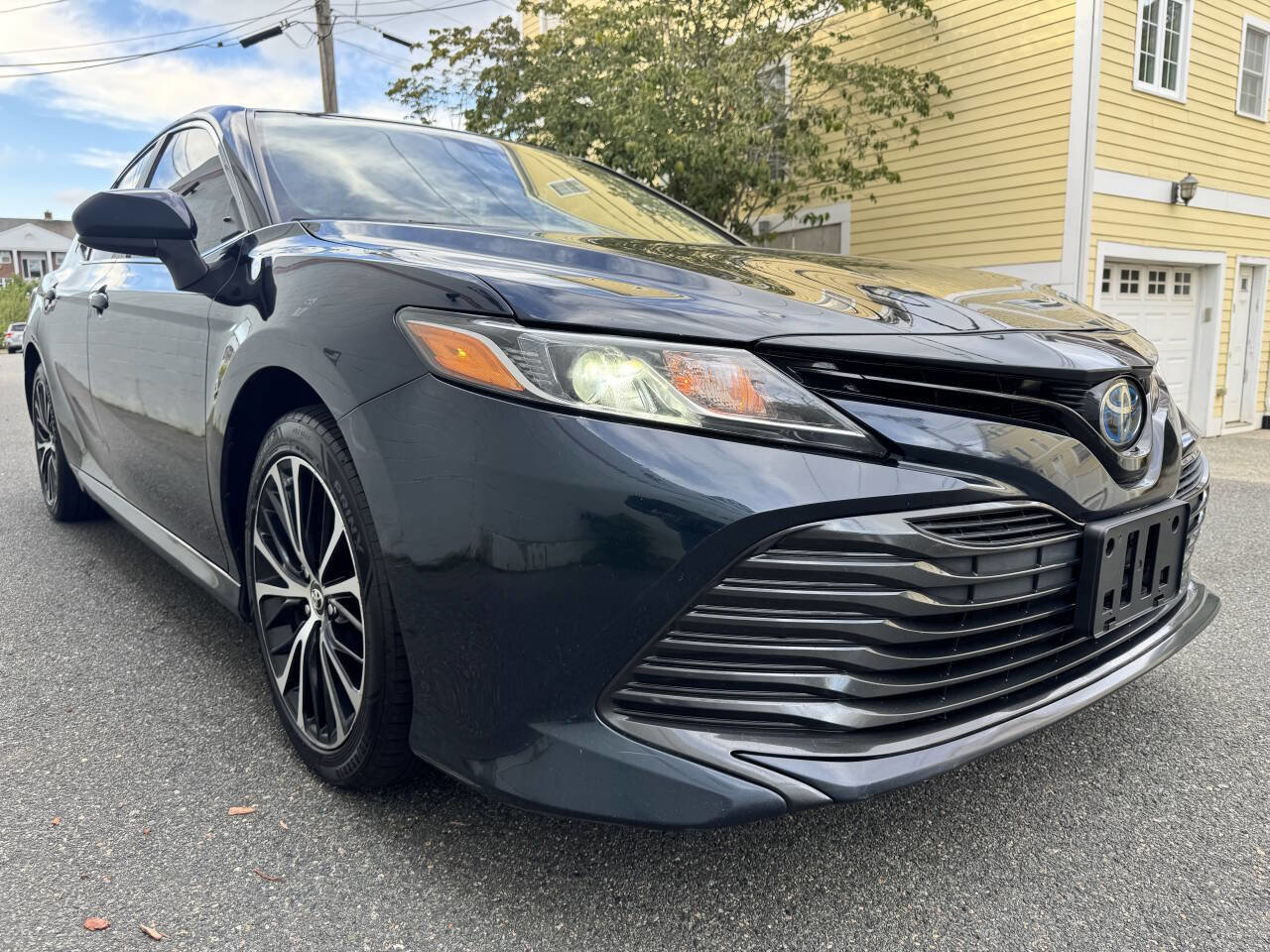 Used 2020 Toyota Camry LE image 3