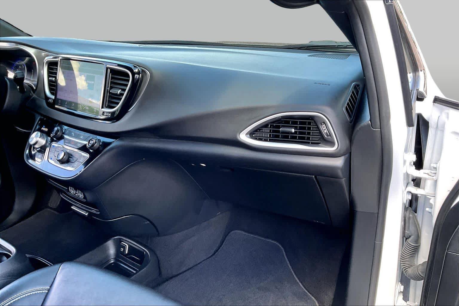 Used 2025 Chrysler Pacifica Select FWD image 17