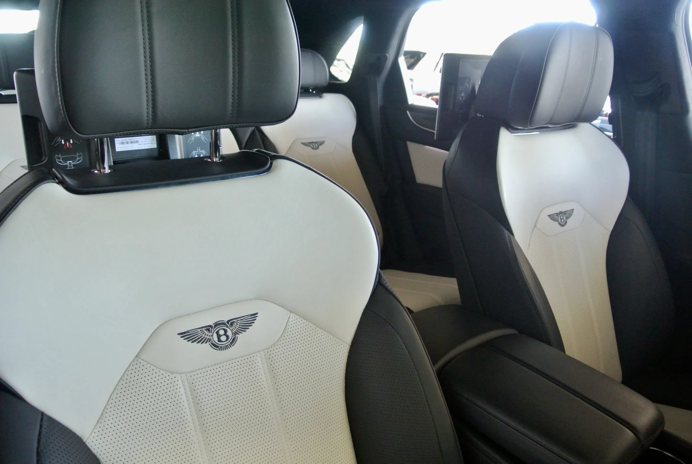 Used 2023 Bentley Bentayga AWD/4WD image 28