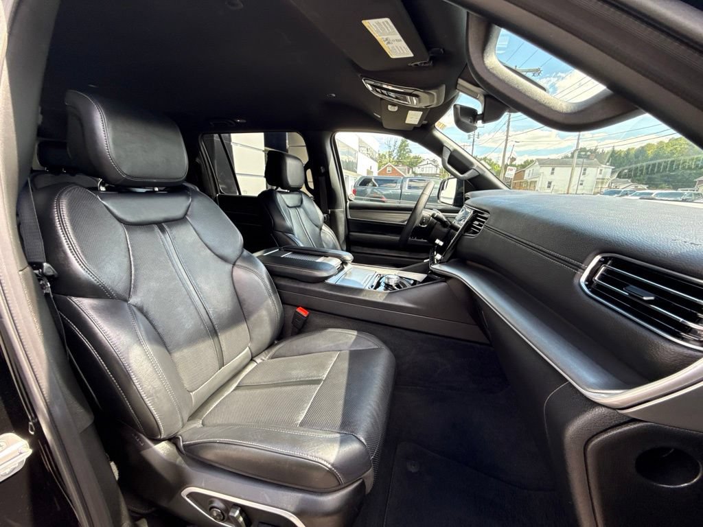 Used 2025 Jeep Wagoneer L Series II AWD/4WD image 33