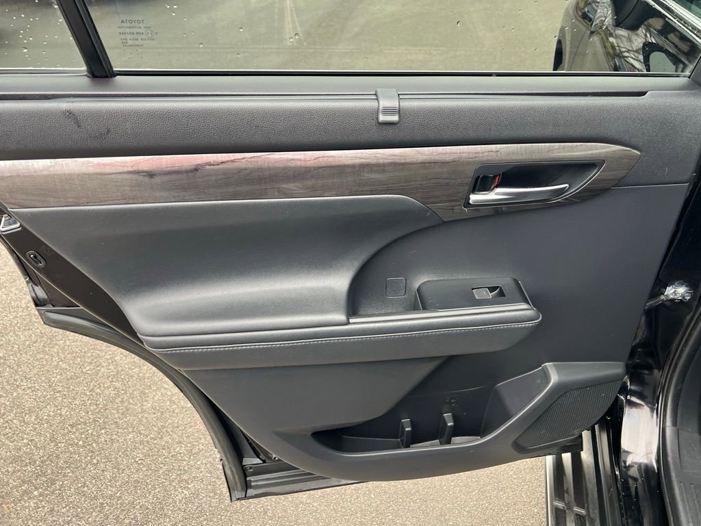 Used 2020 Toyota Highlander Platinum image 18
