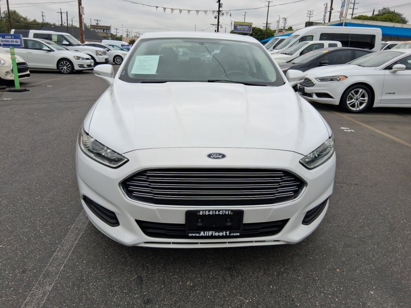 Used 2016 Ford Fusion SE FWD image 2