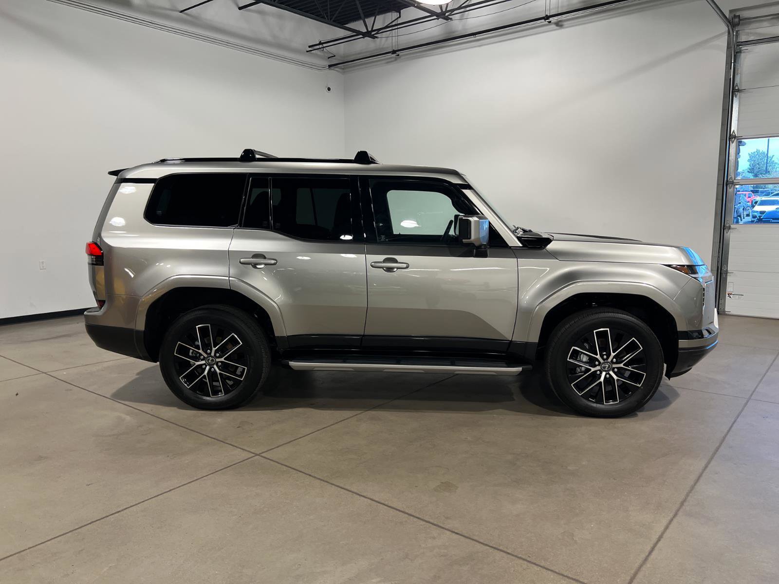 Used 2026 Lexus GX 550 w/ Accessory Package (2T) image 2