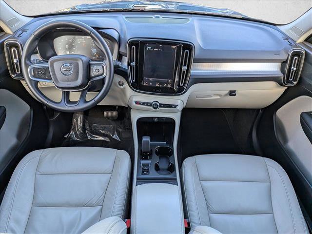 Used 2022 Volvo XC40 T4 Momentum image 17