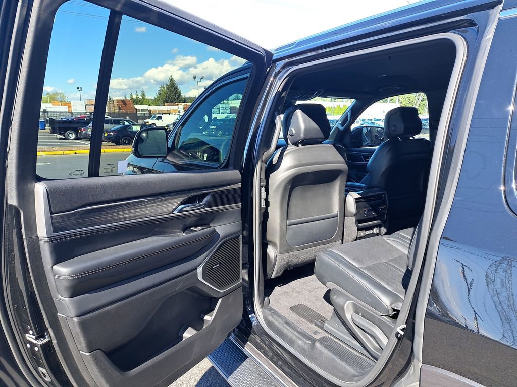 Used 2022 Jeep Wagoneer Series III AWD/4WD image 13