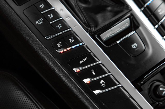 Used 2016 Porsche Macan Turbo w/ Premium Package Plus image 21