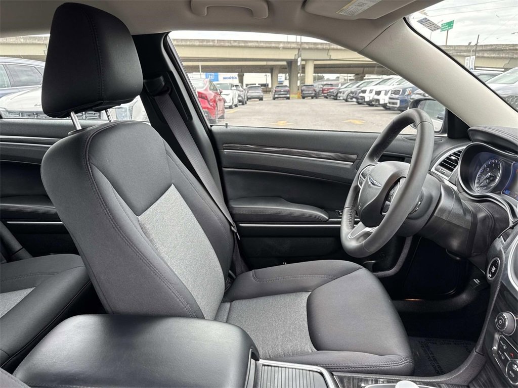 Used 2022 Chrysler 300 Touring w/ Sport Appearance Package image 23