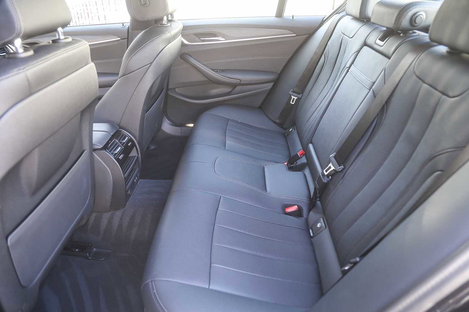 Certified 2023 BMW 530e w/ Convenience Package image 15