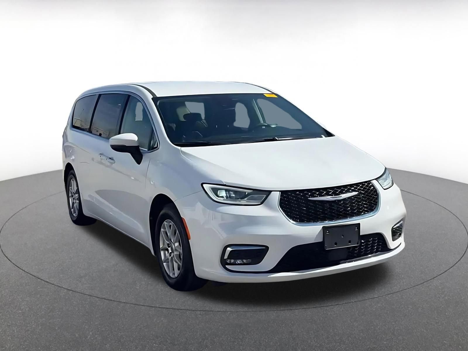 Used 2023 Chrysler Pacifica Touring-L image 3