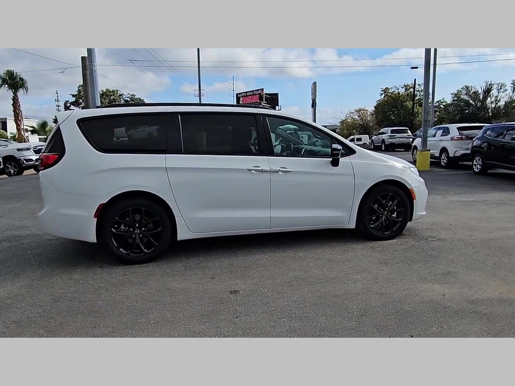 New 2026 Chrysler Pacifica Select w/ S Appearance Package FWD image 35