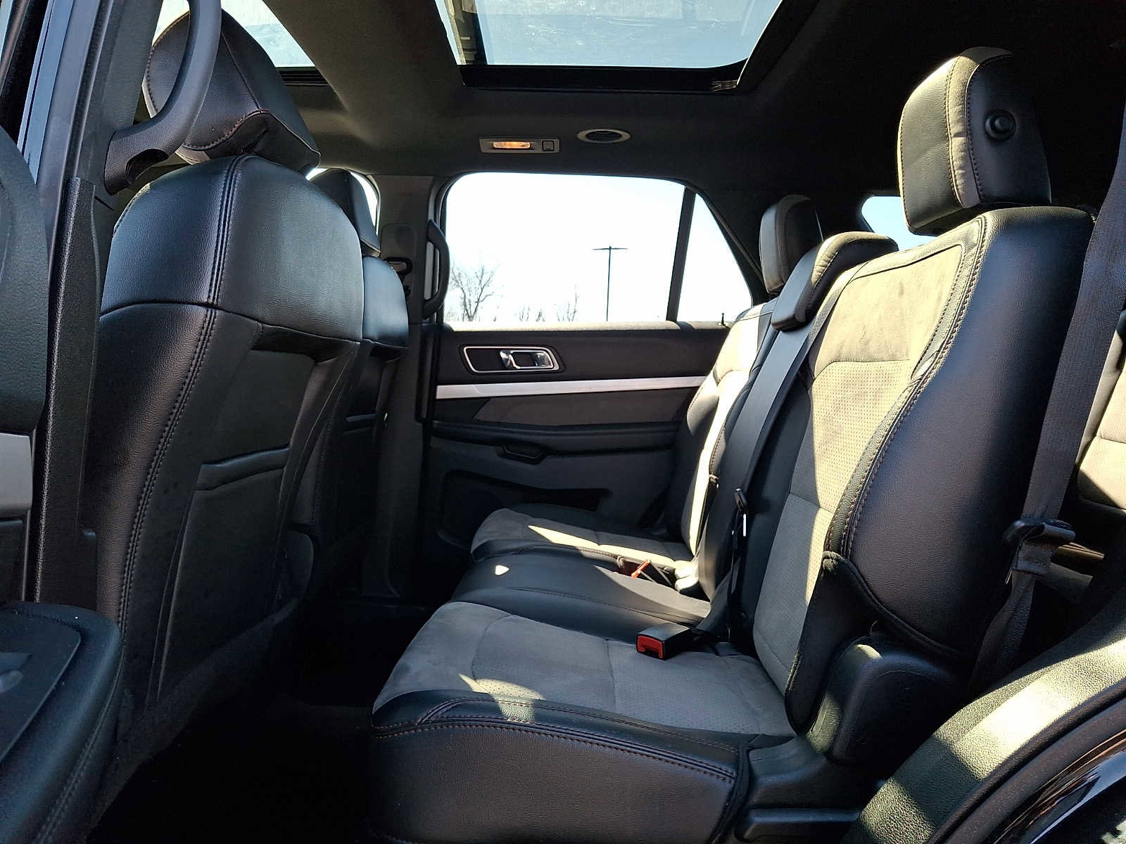 Used 2017 Ford Explorer XLT w/ Equipment Group 202A image 11