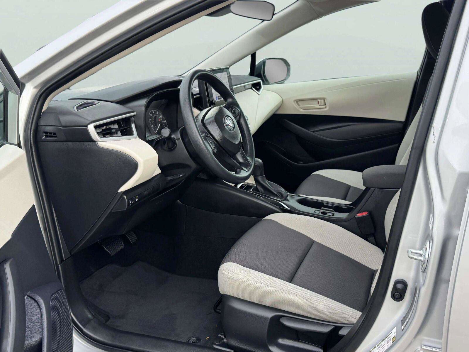 Used 2025 Toyota Corolla LE FWD image 20
