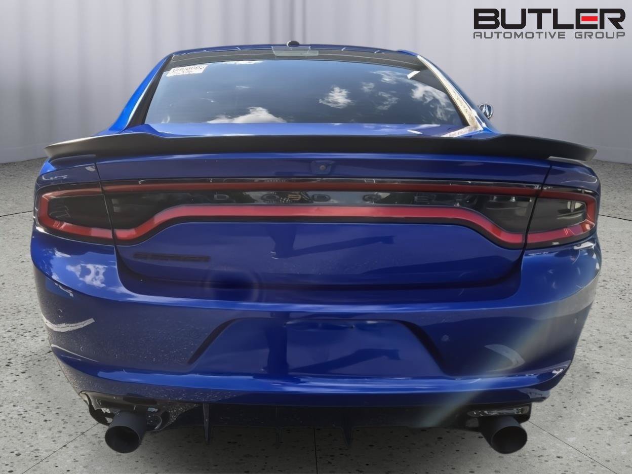 Used 2022 Dodge Charger SXT w/ Blacktop Package RWD image 5