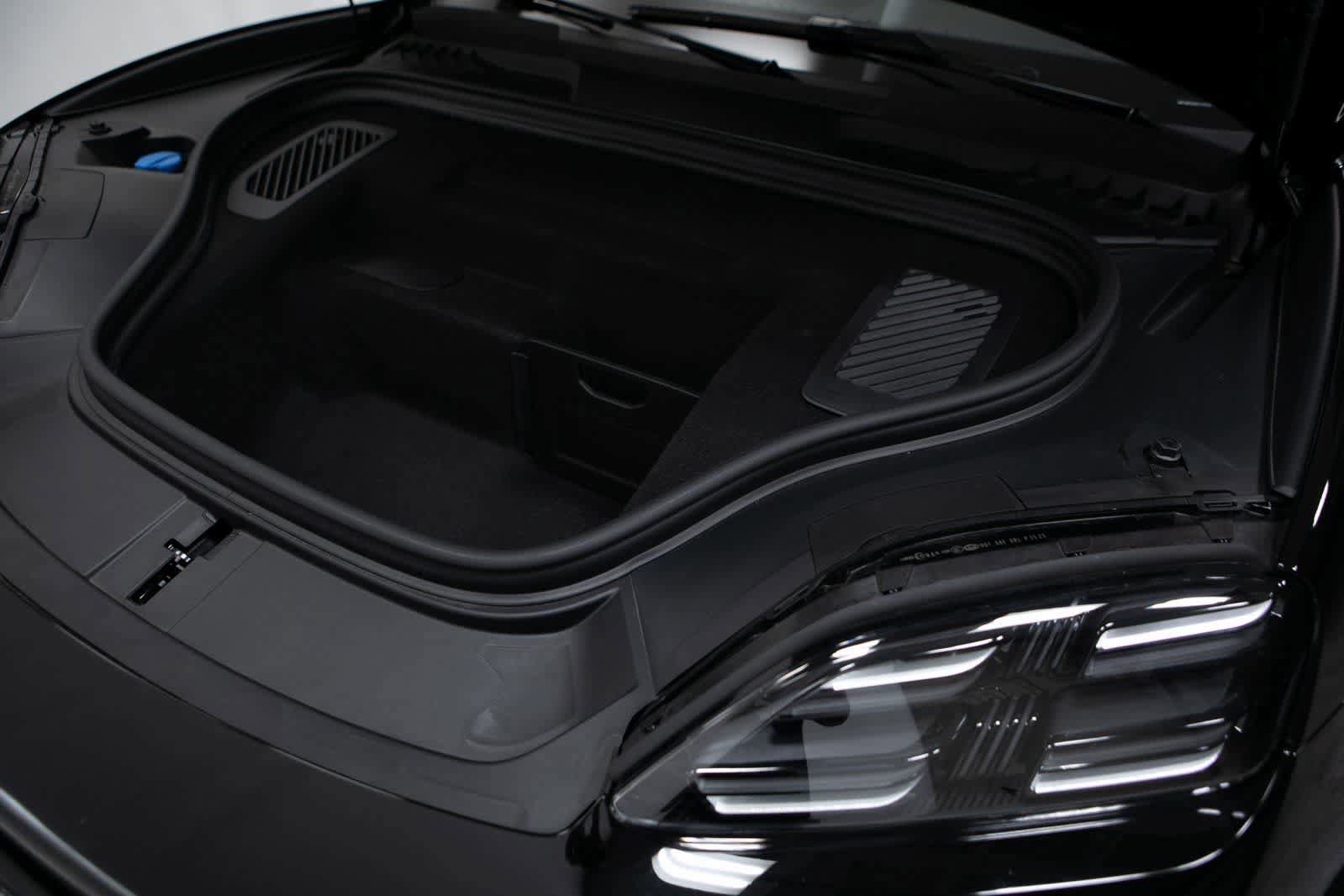 Certified 2025 Porsche Macan 4S Electric AWD/4WD image 32