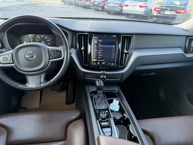 Used 2019 Volvo XC60 T5 Momentum w/ Premium Package image 2