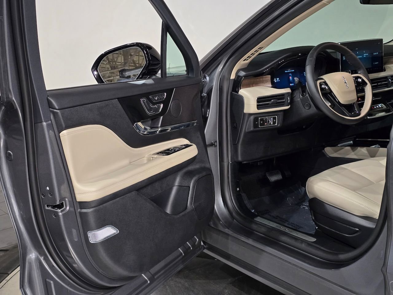 New 2026 Lincoln Corsair Reserve image 16