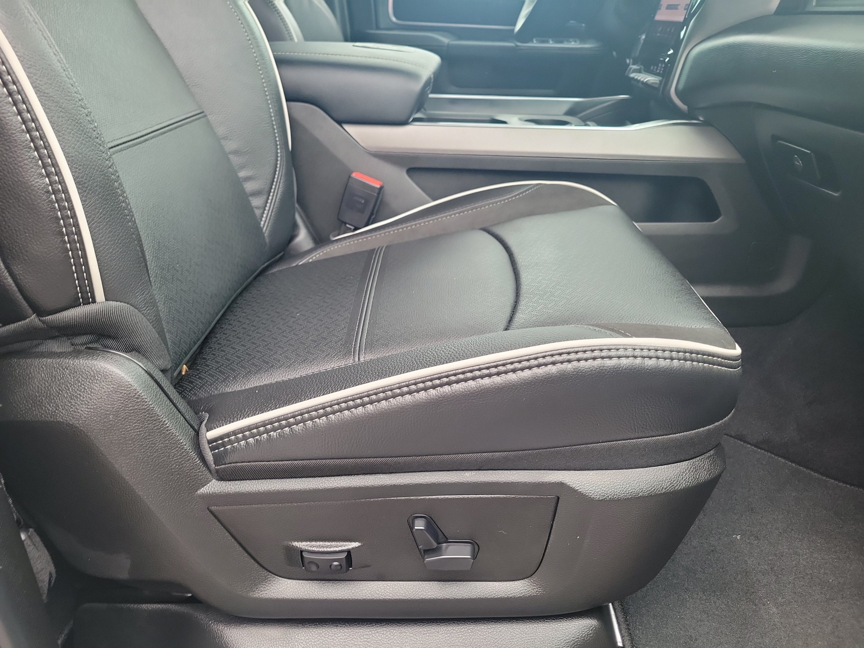 New 2026 RAM 2500 Laramie AWD/4WD image 18