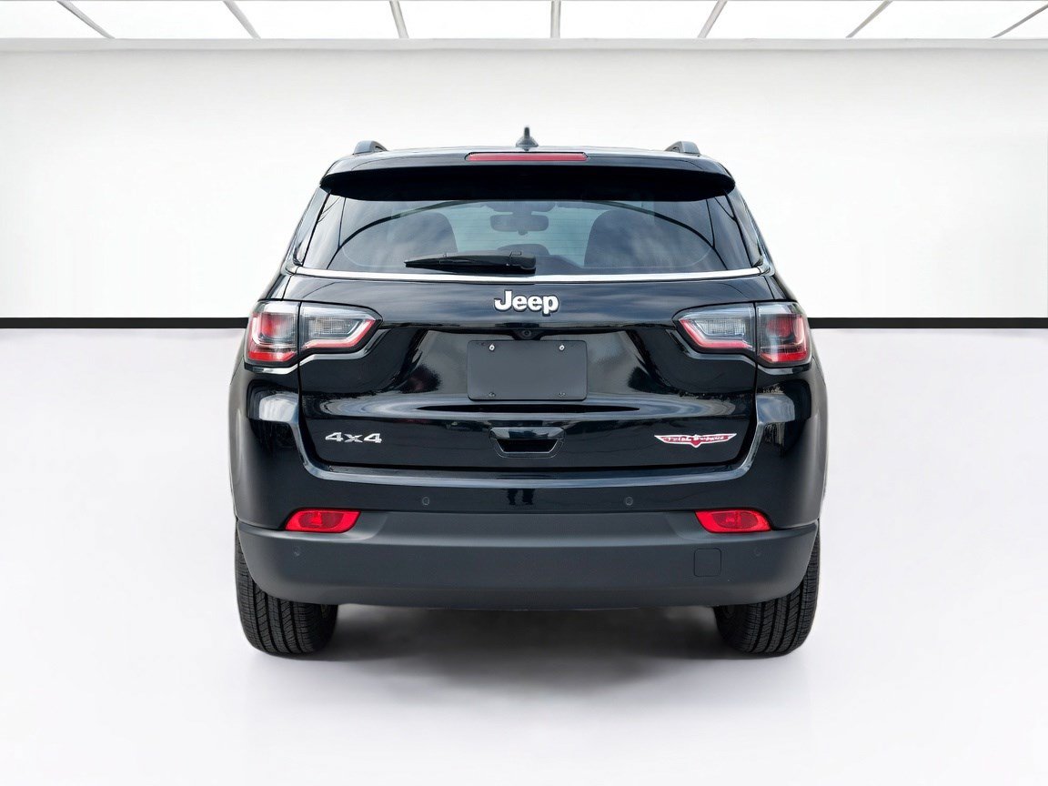 Used 2016 Jeep Cherokee Trailhawk w/ Leather Interior Group AWD/4WD image 5