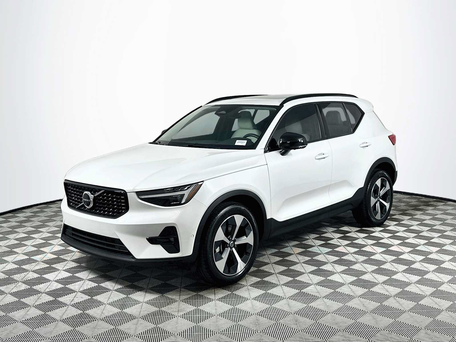 Used 2026 Volvo XC40 B5 Plus w/ Protection Package Premier AWD/4WD image 3