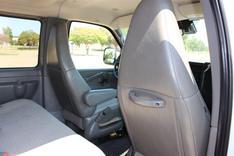 Used 2020 Chevrolet Express 3500 LT w/ LT Preferred Equipment Group RWD image 17