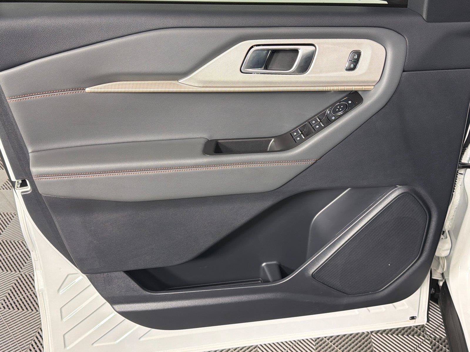 Used 2025 Ford Explorer Active RWD image 10