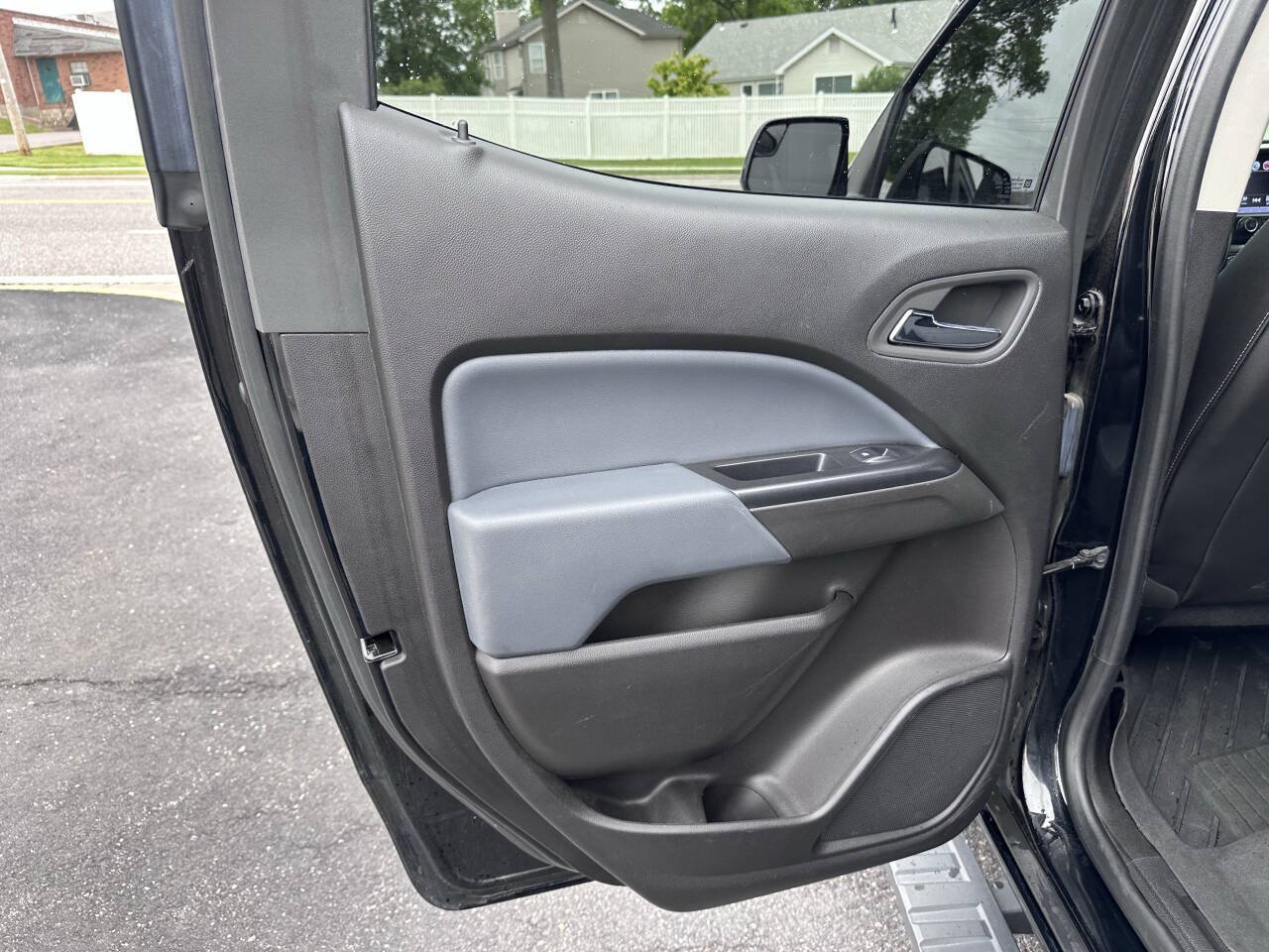 Used 2017 Chevrolet Colorado Z71 AWD/4WD image 16