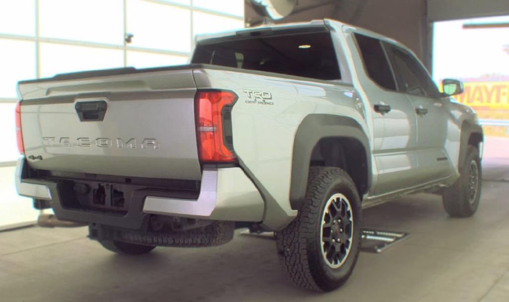 Used 2025 Toyota Tacoma TRD Off-Road AWD/4WD image 3