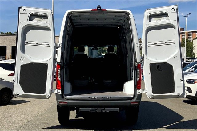 Used 2024 Mercedes-Benz Sprinter 2500 image 3
