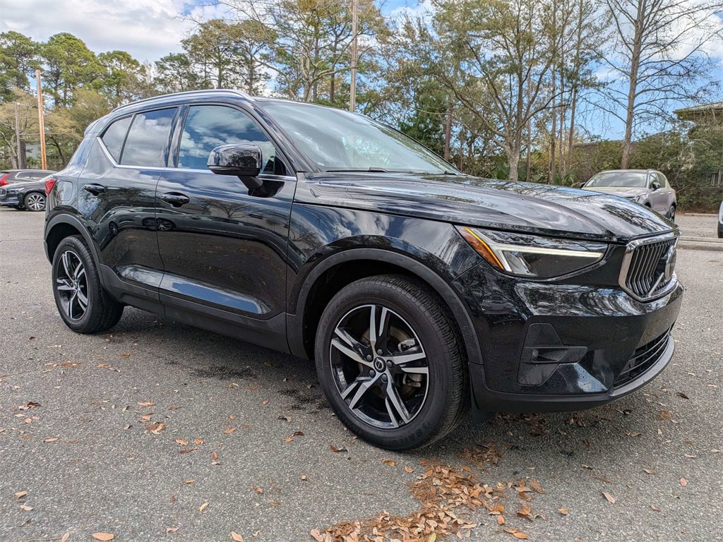 Used 2023 Volvo XC40 B5 Plus AWD/4WD image 2