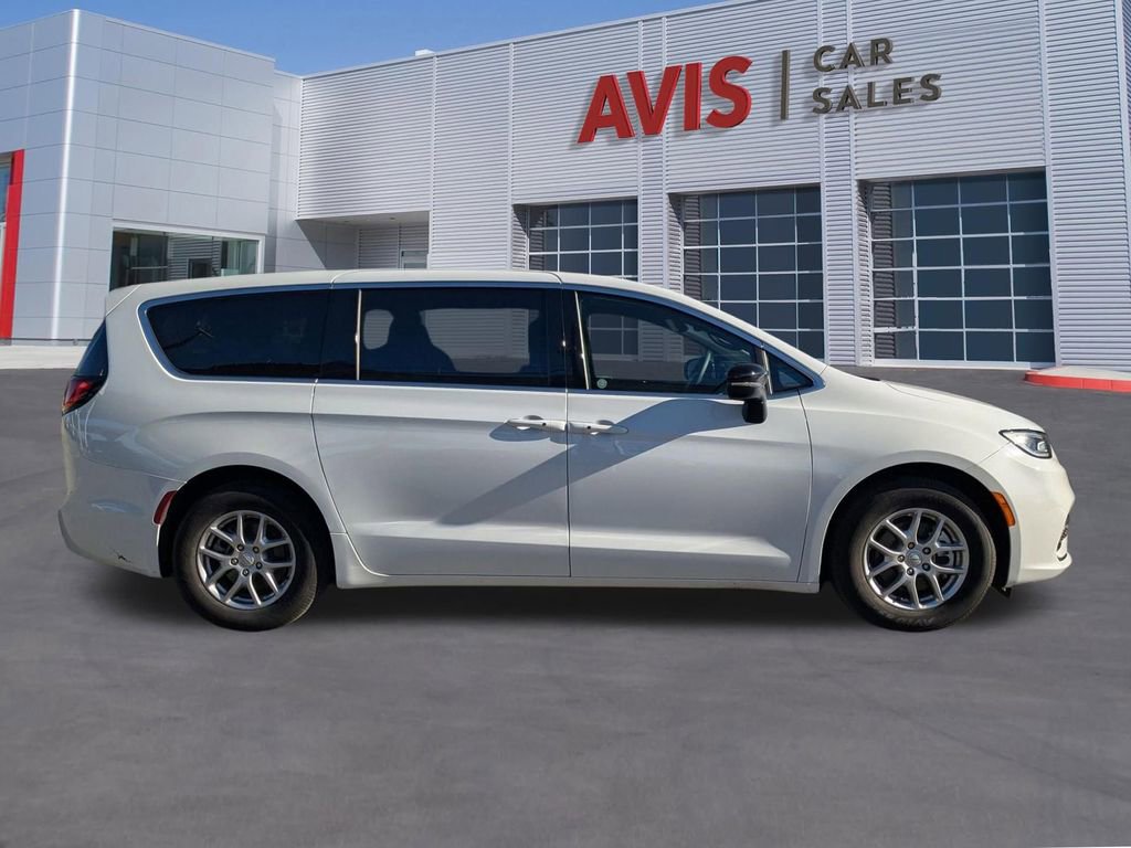 Used 2025 Chrysler Pacifica Select image 7