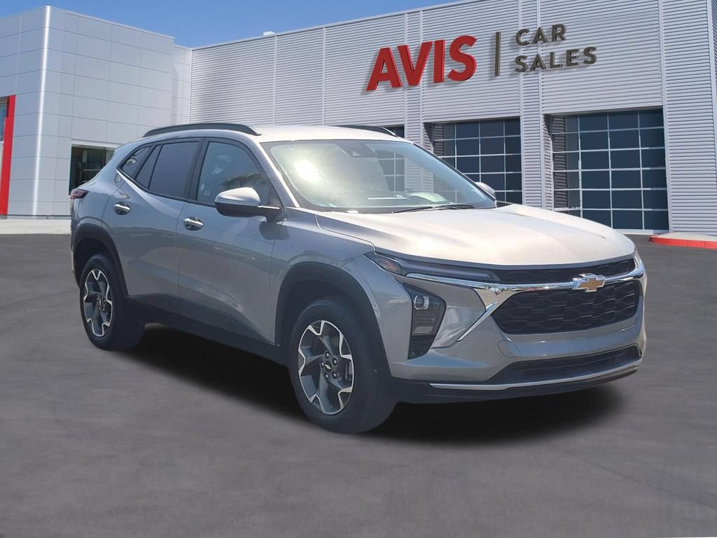 Used 2025 Chevrolet Trax LT w/ LT Convenience Package FWD image 3