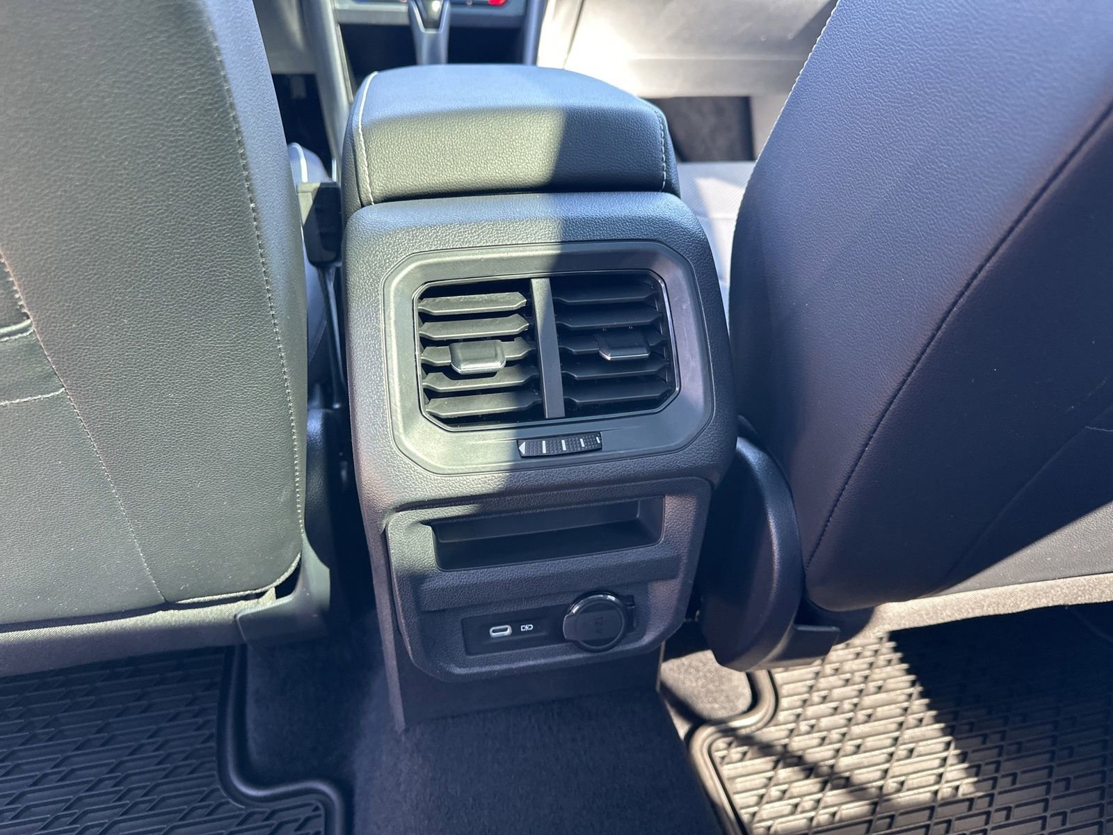 Certified 2022 Volkswagen Tiguan SEL R-Line image 24