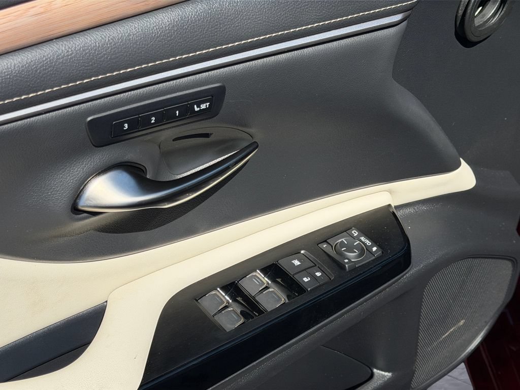 Used 2024 Lexus ES 300h w/ Technology Package FWD image 13