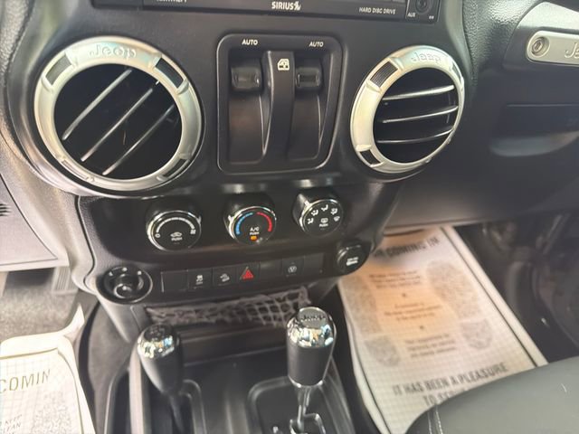 Used 2018 Jeep Wrangler Sahara w/ Connectivity Group AWD/4WD image 19