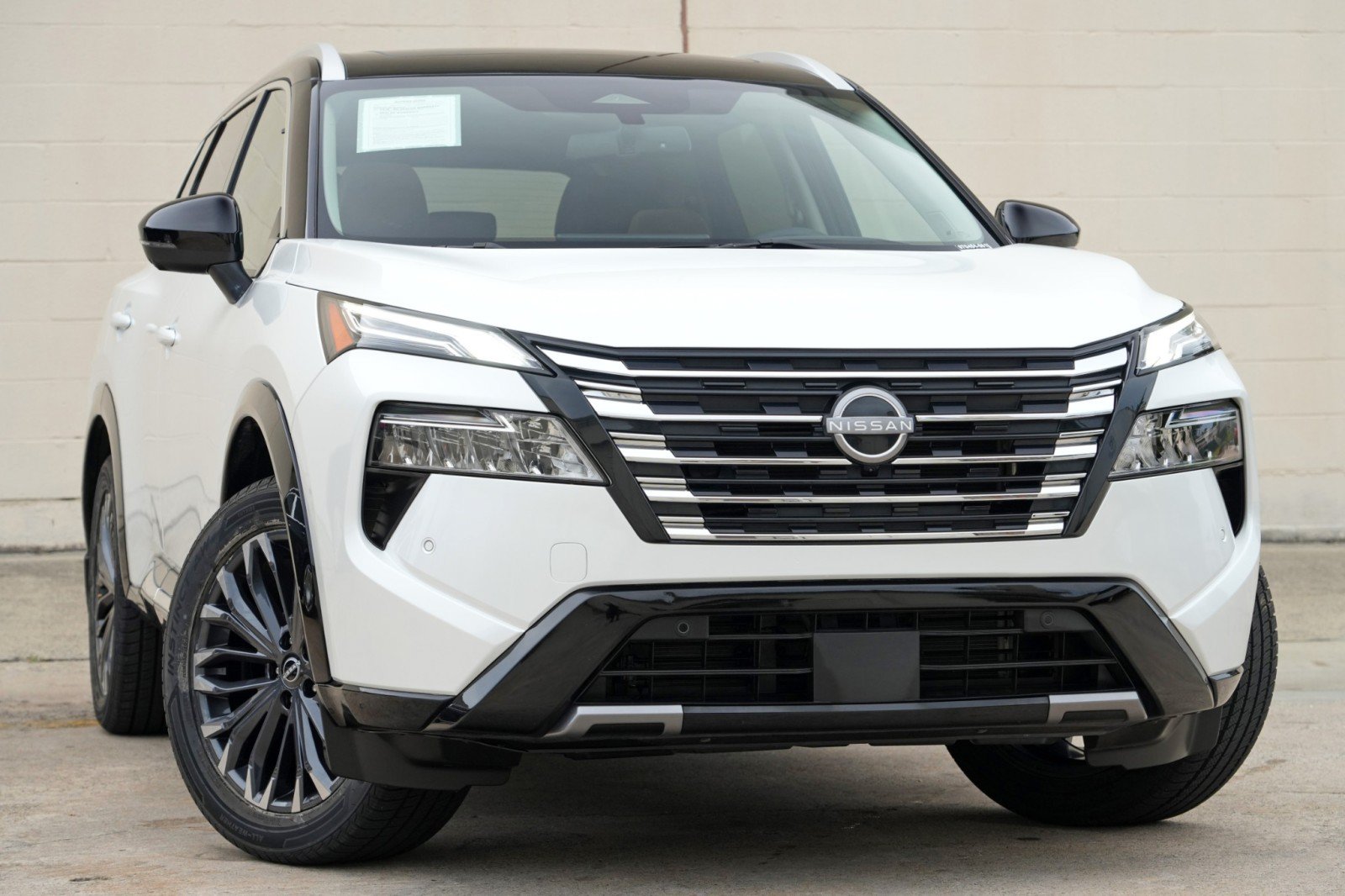 Used 2024 Nissan Rogue Platinum w/ Platinum Premium Package FWD image 2
