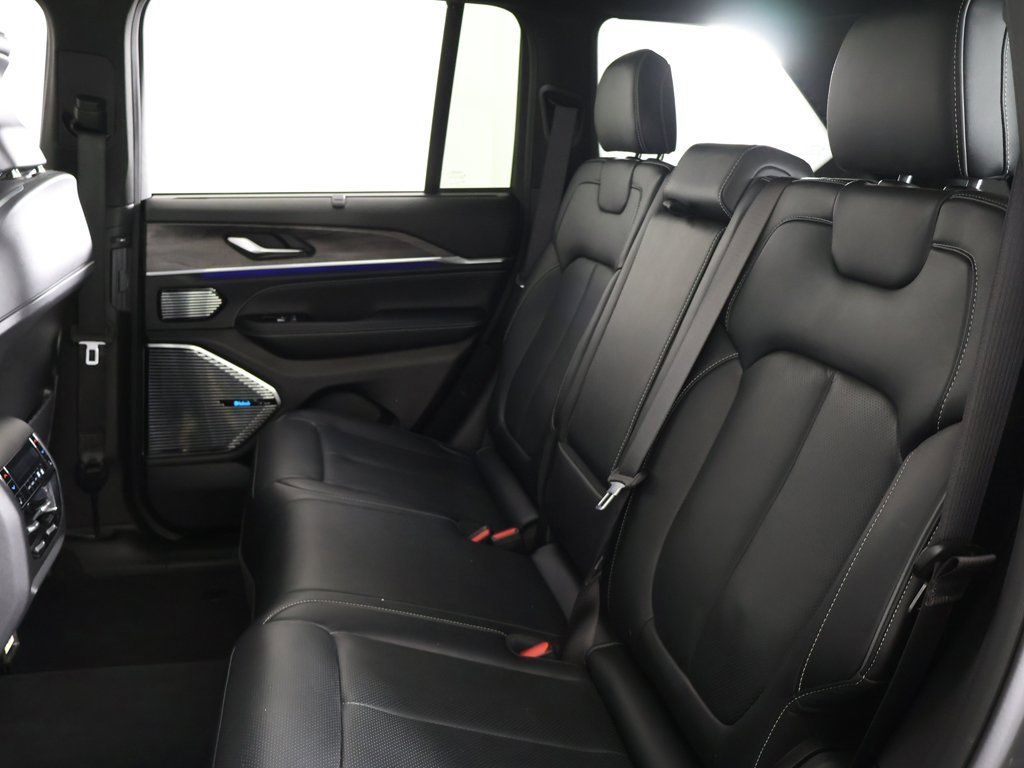 Used 2022 Jeep Grand Cherokee Overland w/ Luxury Tech Group IV image 41