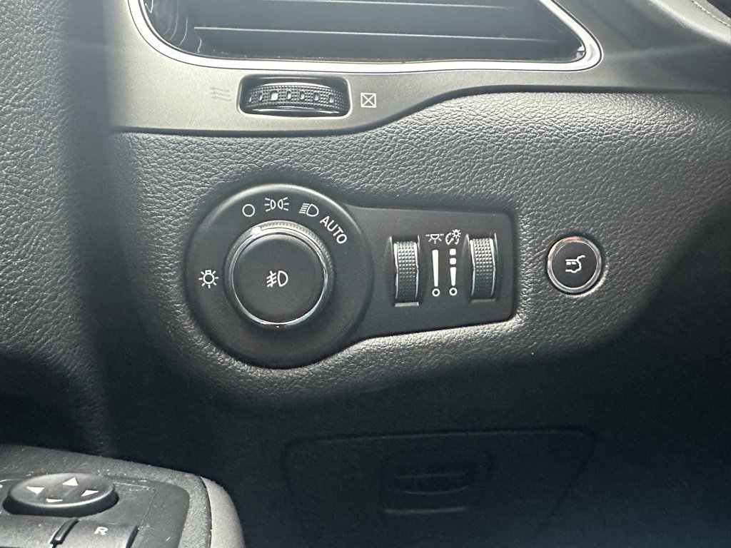 Used 2019 Jeep Cherokee Overland w/ Technology Group image 26