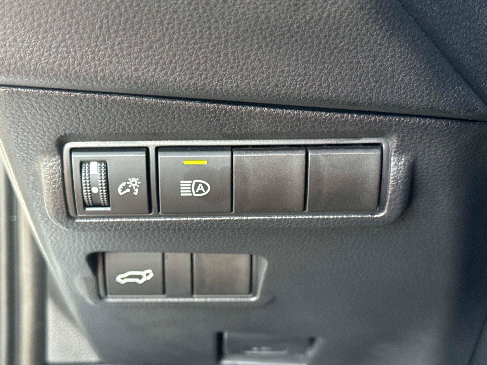 Used 2025 Toyota Corolla Cross XLE w/ Convenience Package FWD image 32