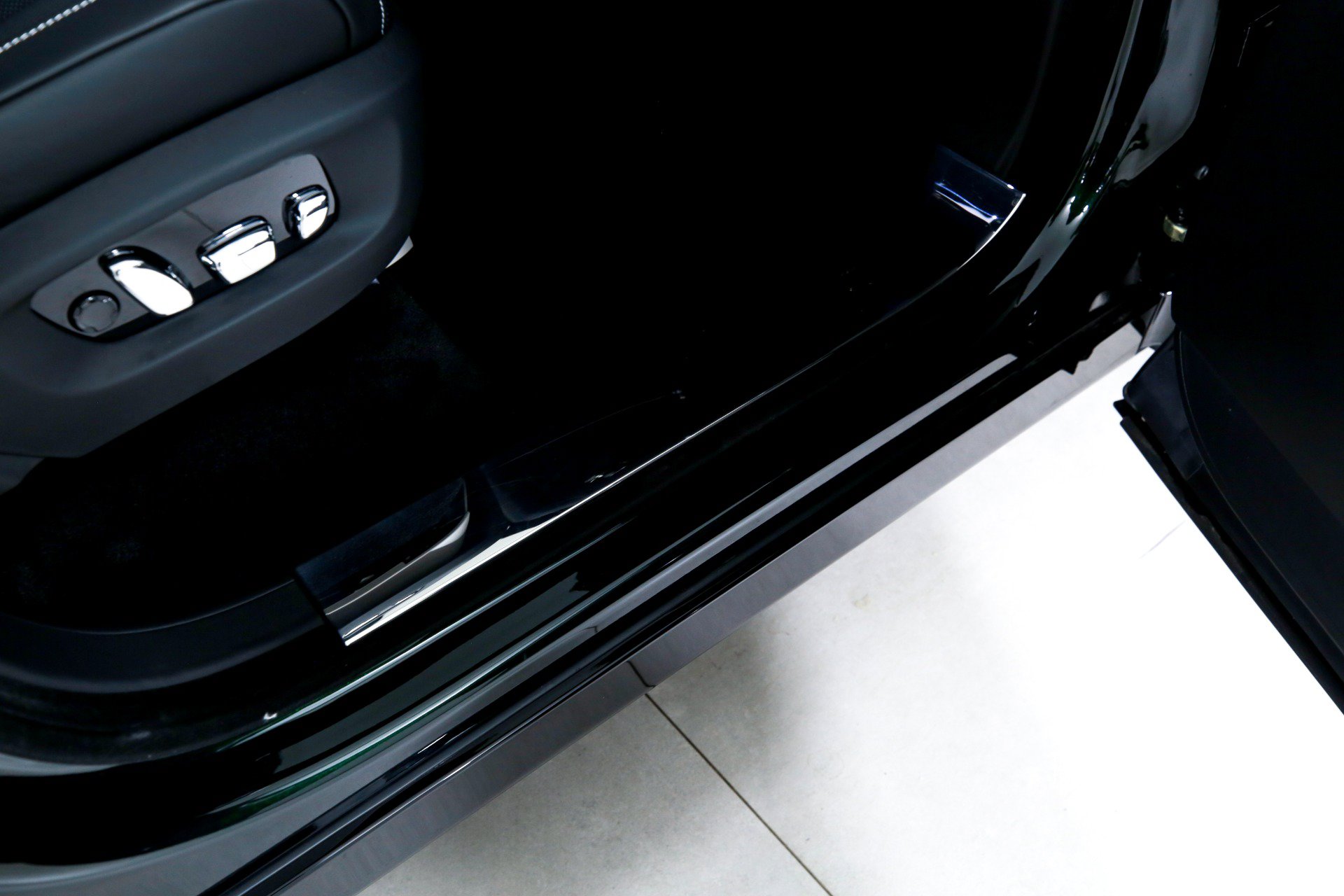 Used 2026 Rolls-Royce Cullinan AWD/4WD image 38