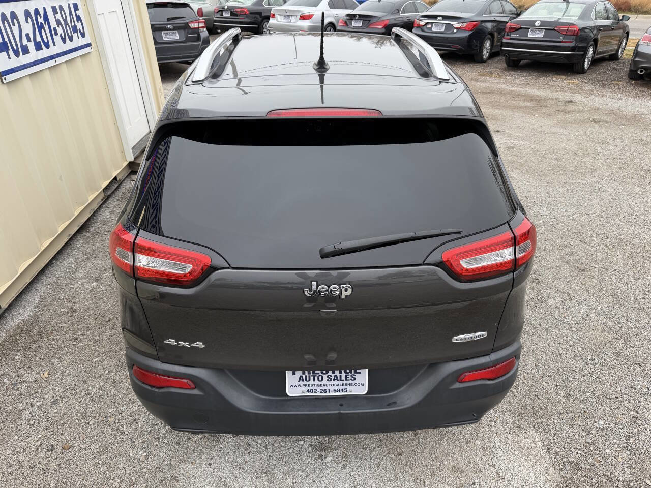 Used 2016 Jeep Cherokee Latitude w/ Cold Weather Group AWD/4WD image 5