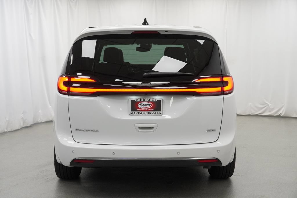 Certified 2025 Chrysler Pacifica Select AWD/4WD image 11