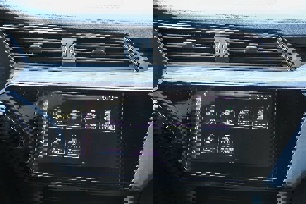 Used 2023 Audi e-tron Premium Plus w/ Premium Plus Package image 13