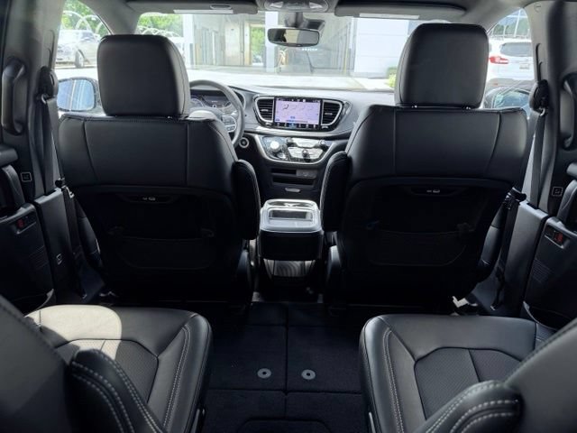 New 2027 Chrysler Pacifica Select FWD image 24
