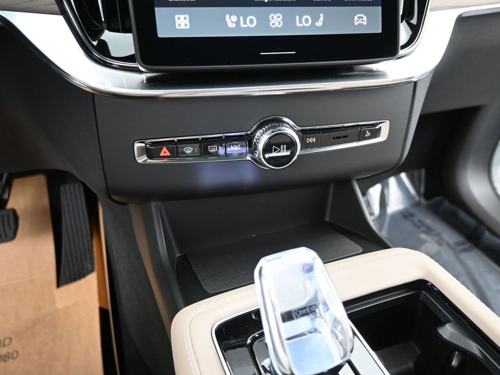 New 2026 Volvo XC90 B6 Plus w/ Protection Package Premier image 23