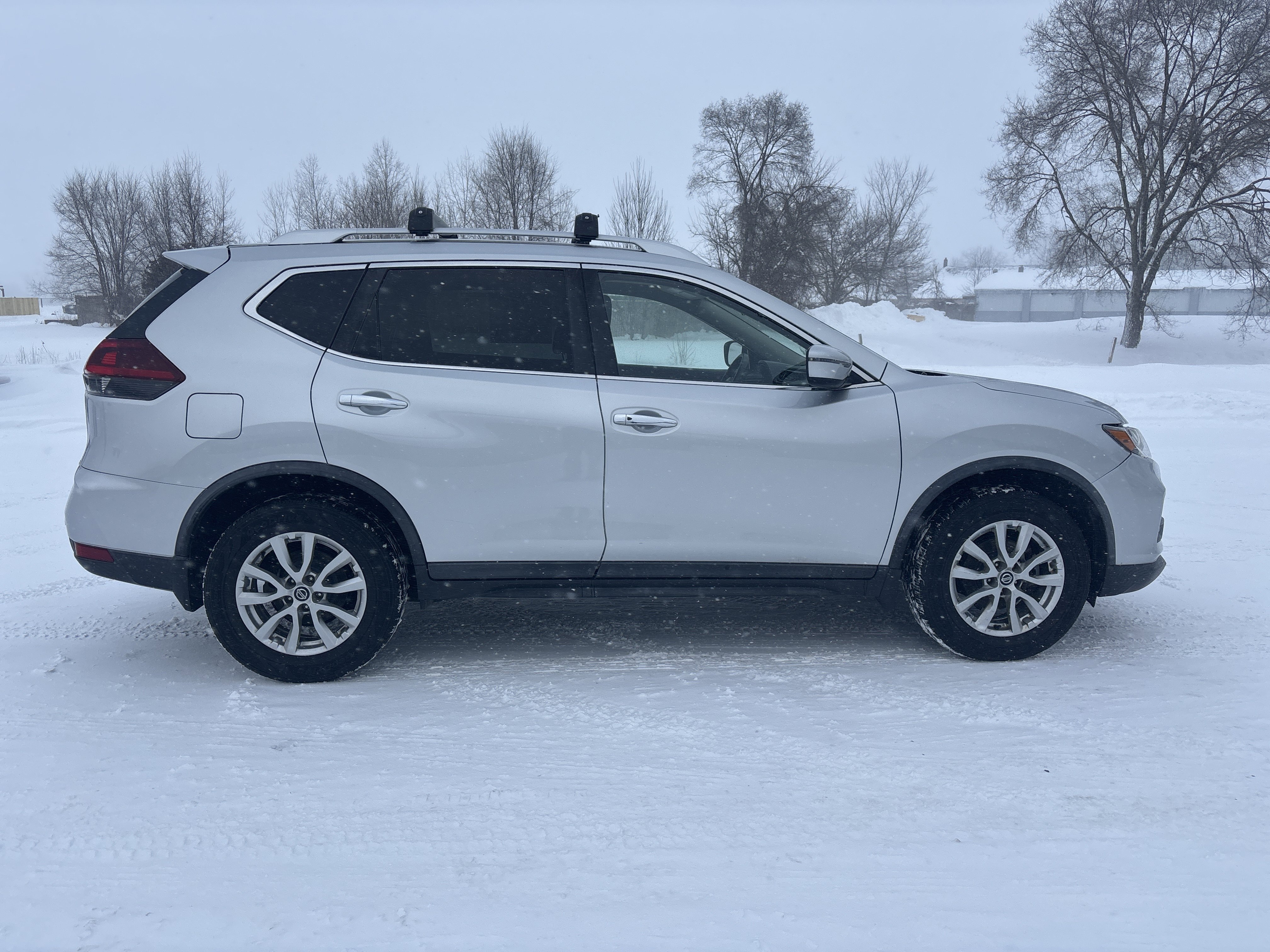 Used 2020 Nissan Rogue SV image 2