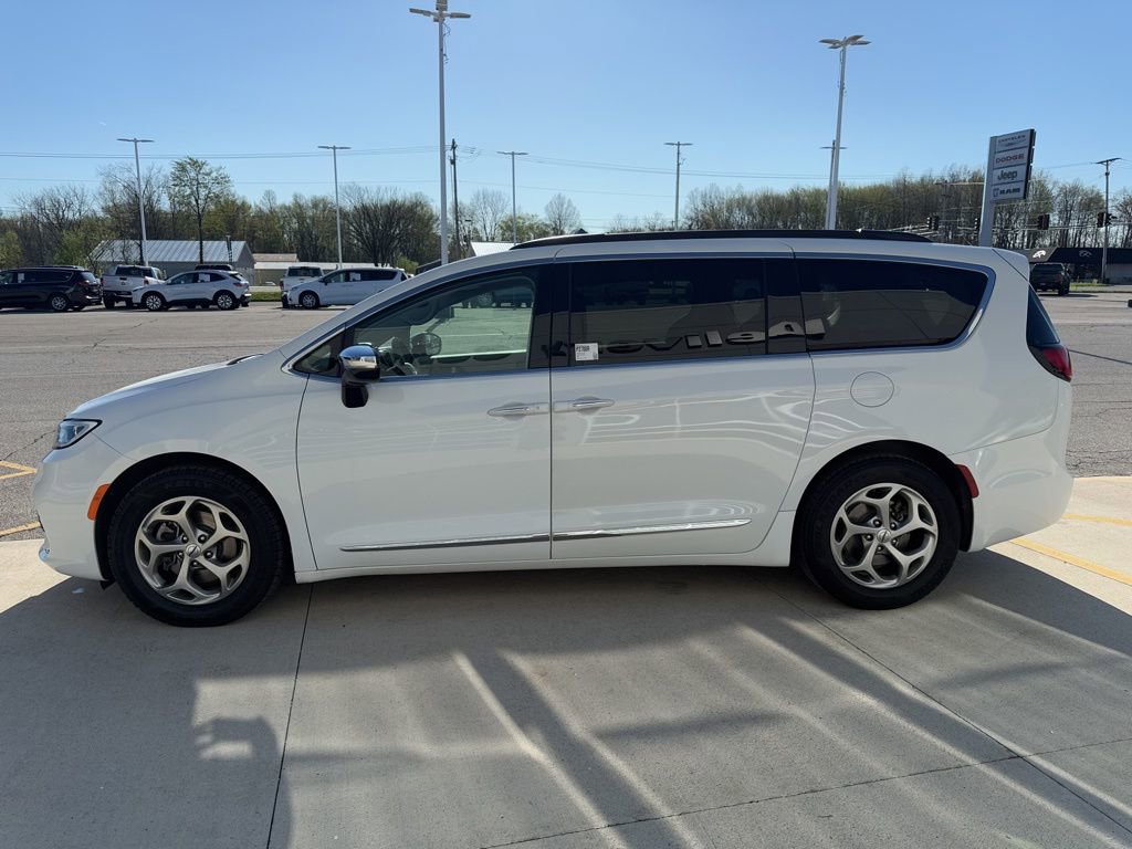 Used 2023 Chrysler Pacifica Limited FWD image 8